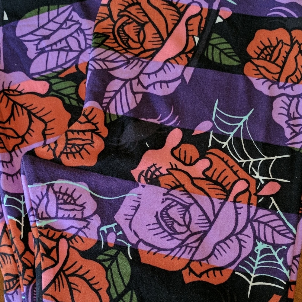 RARE! NWT! OS HALLOWEEN CAPSULE ROSE LEGGINGS!