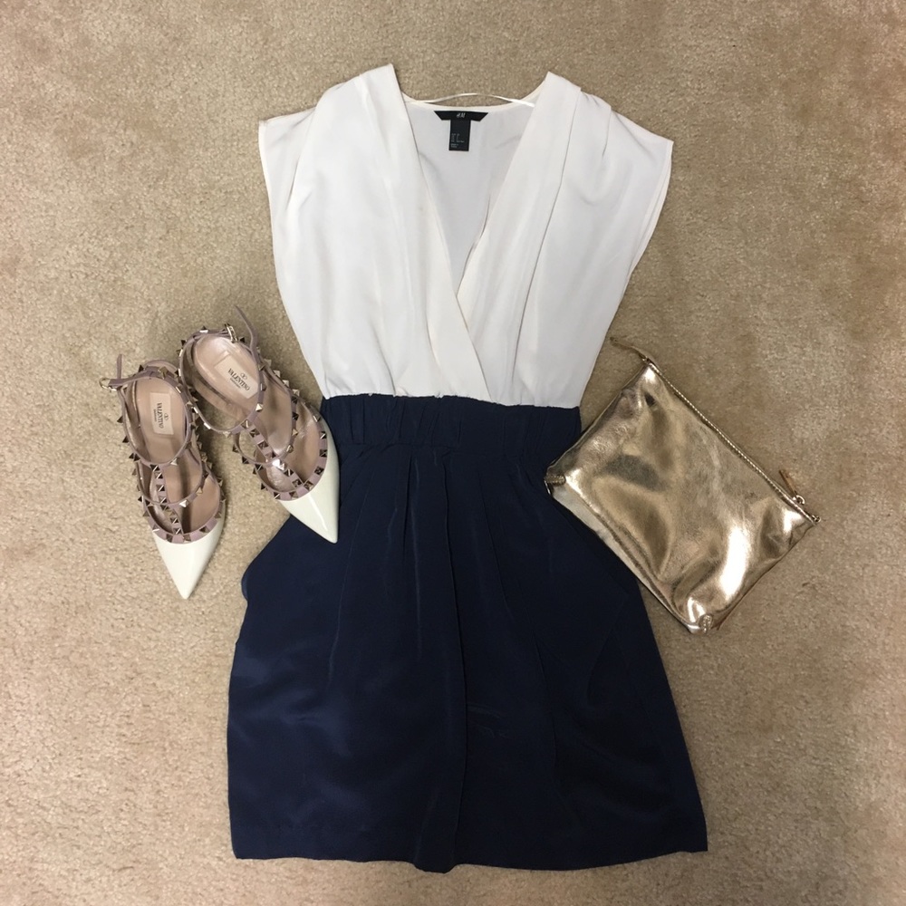 Flowy low cut dress with pockets! 💙