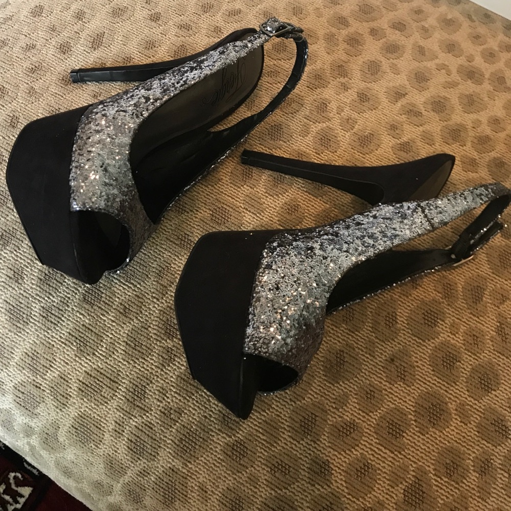 FERGIE OPEN TOE GLITTER PUMPS 👠👠