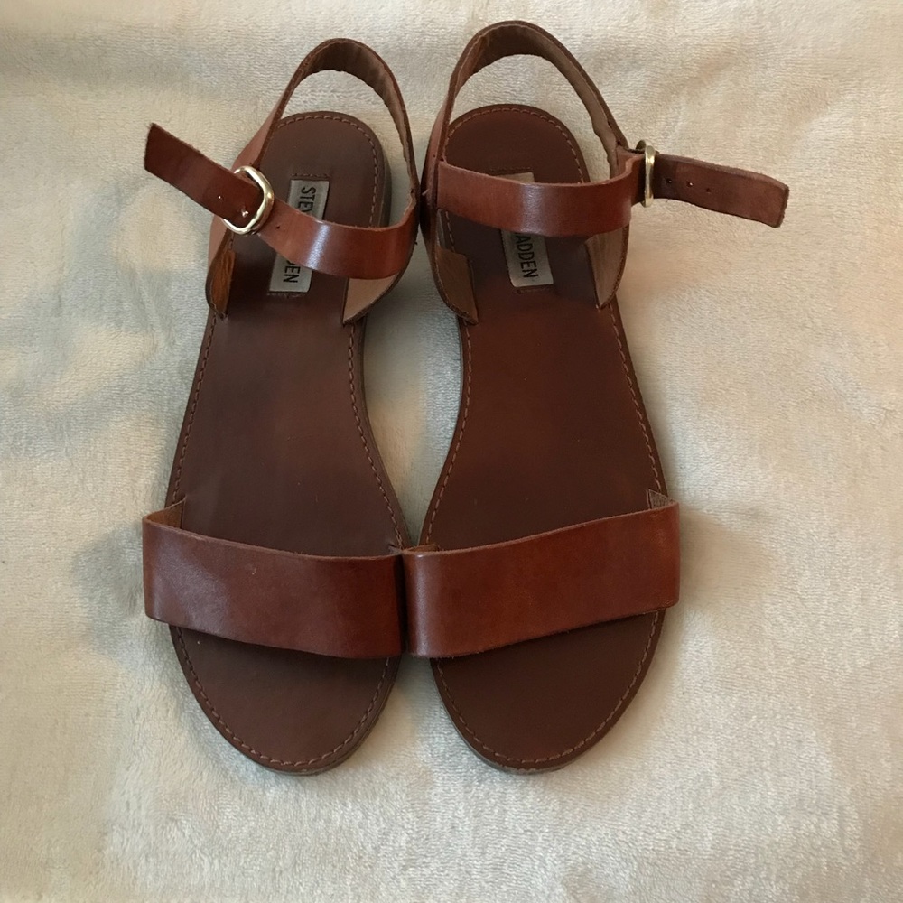 Steve Madden open toe Donddi flat sandal- cognac