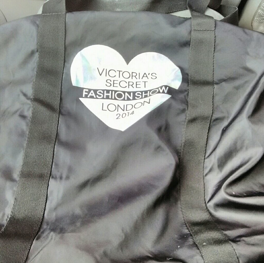 VICTORIA SECRET DUFFLE STYLE GYM BAG