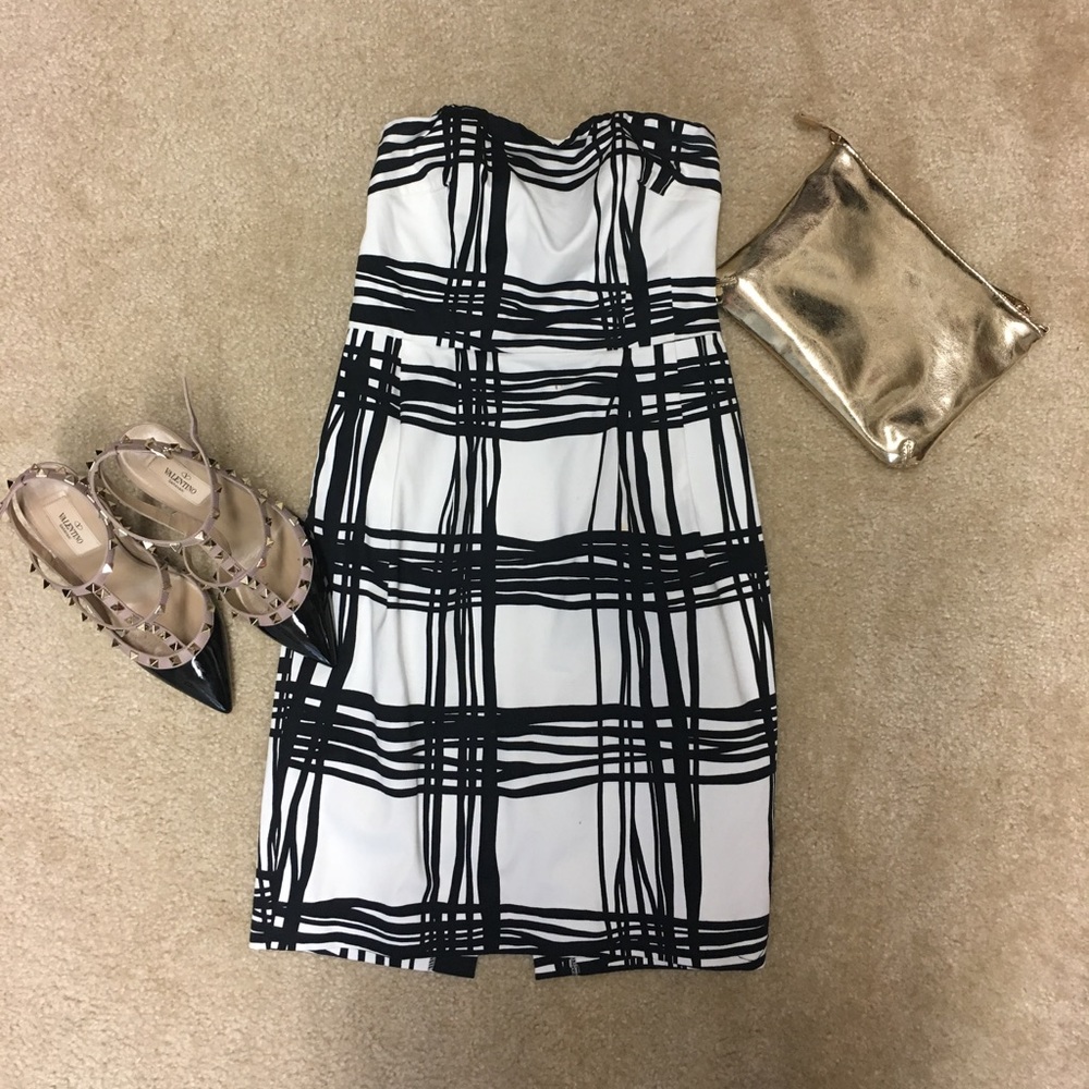 Black and white tube top dress with pockets! 🖤