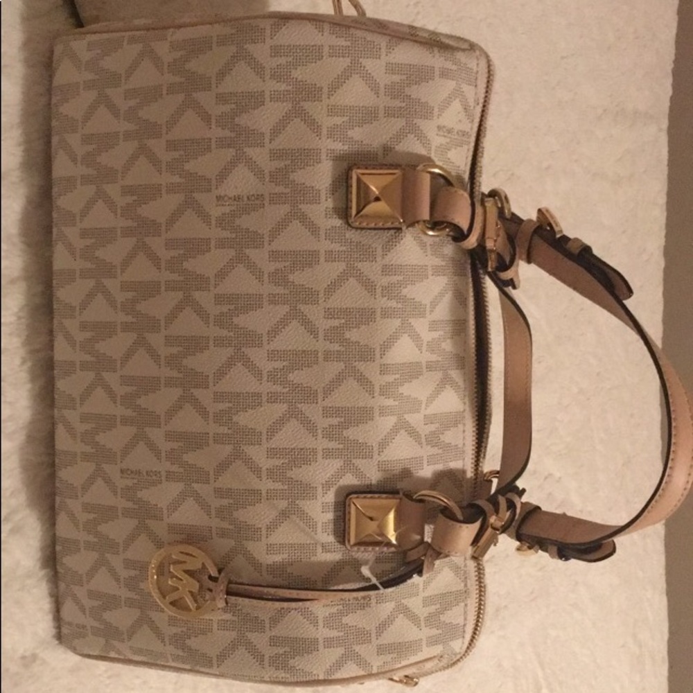 Brand new Michael Kors purse! Never worn.