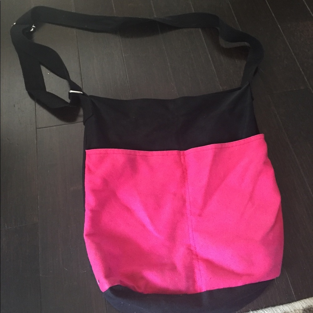 Hot link n black crossbody bag