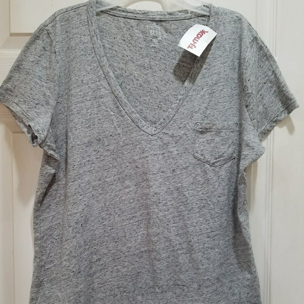 NWT ~ Gap everyday v- neck Tee in gray sz M
