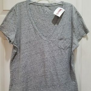 NWT ~ Gap everyday v- neck Tee in gray sz M