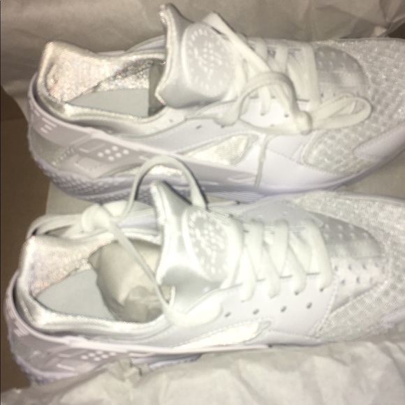 White nike huaraches