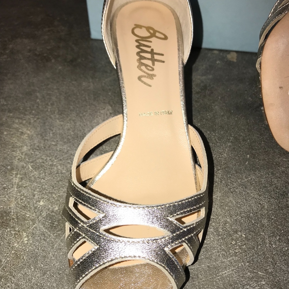 NWT! Butter gold dress shoes - Picture 4 of 7