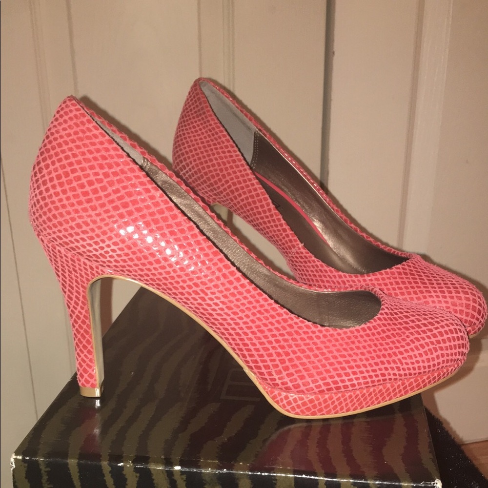 Never worn coral heals size 9.5