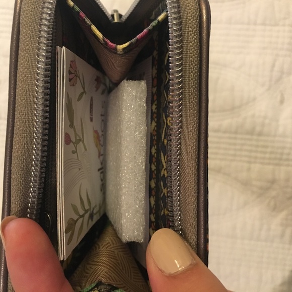 Sak Roots adorable Zip Wallet with Keychain - Picture 3 of 3