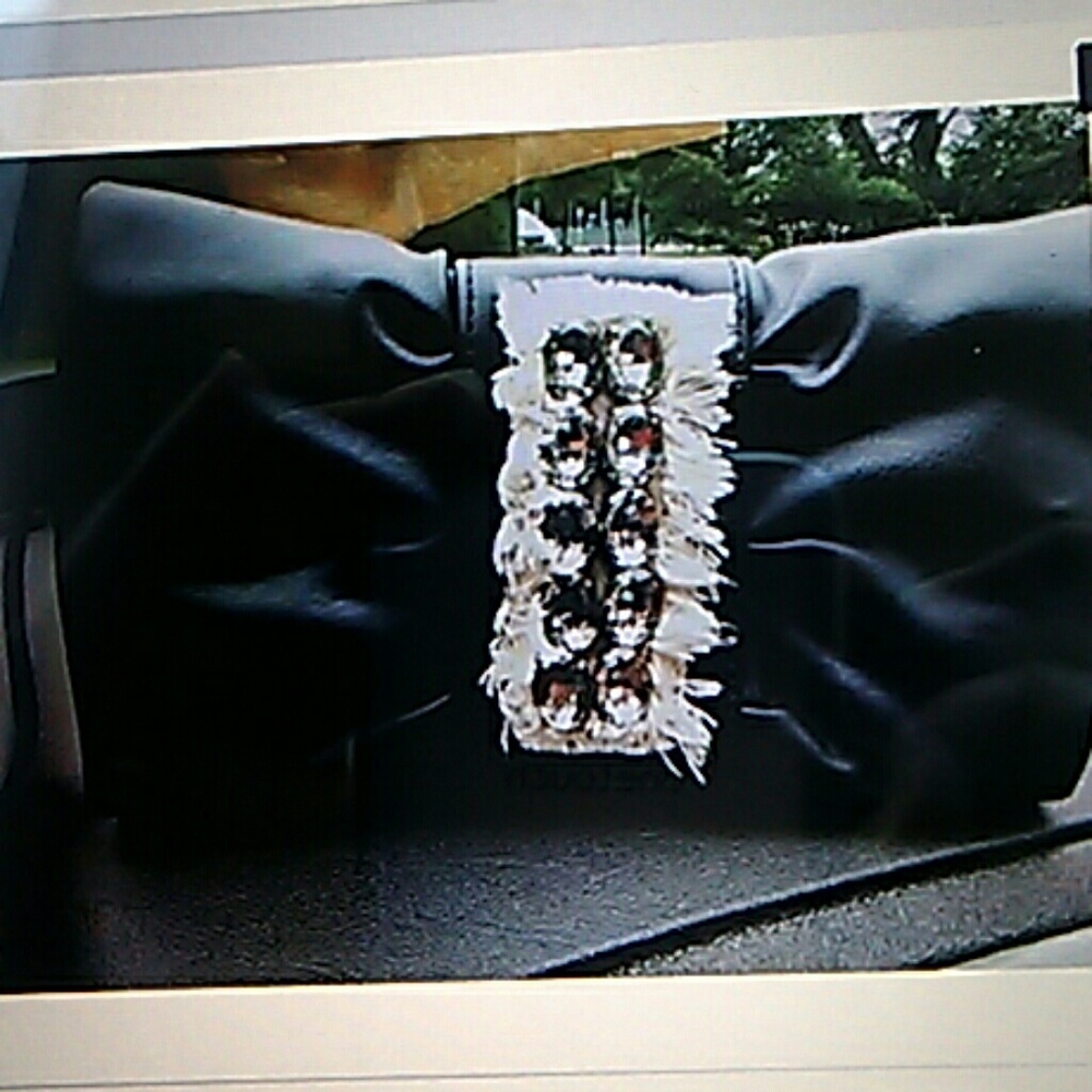 VERA WANG LARGE WRISTLET CLUTCH