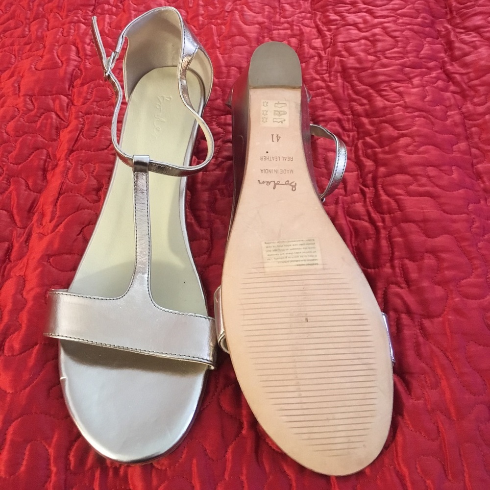 Boden t strap wedge