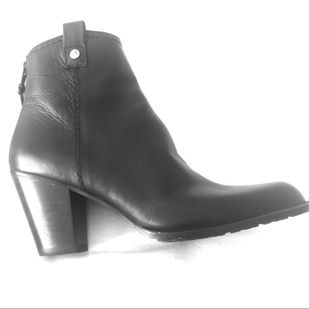 Stuart Weitzman Hipgal booties