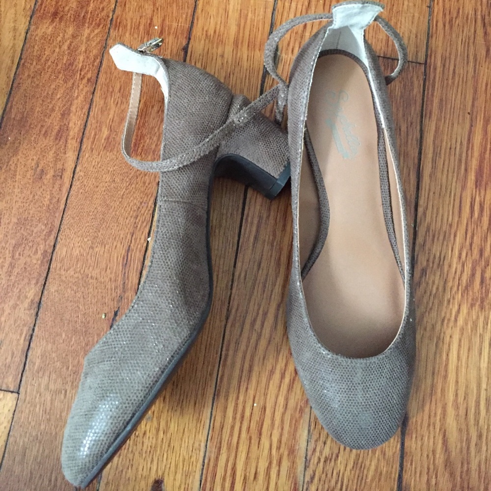 Seychelles cute pumps with ankle straps.