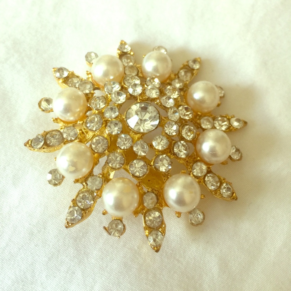 Brooch gold with Pearls and Zirconias