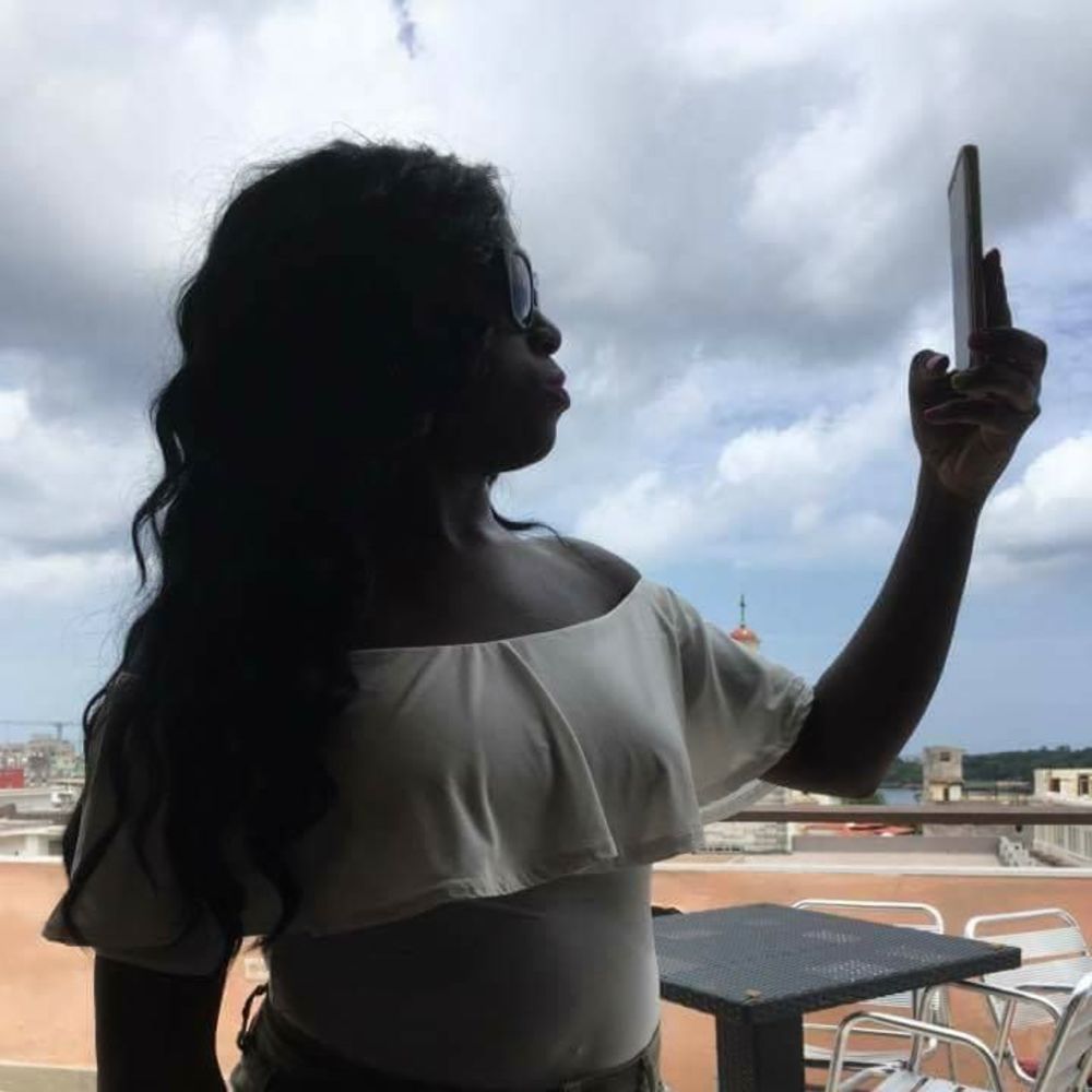 Meet your Posher, Ronikia