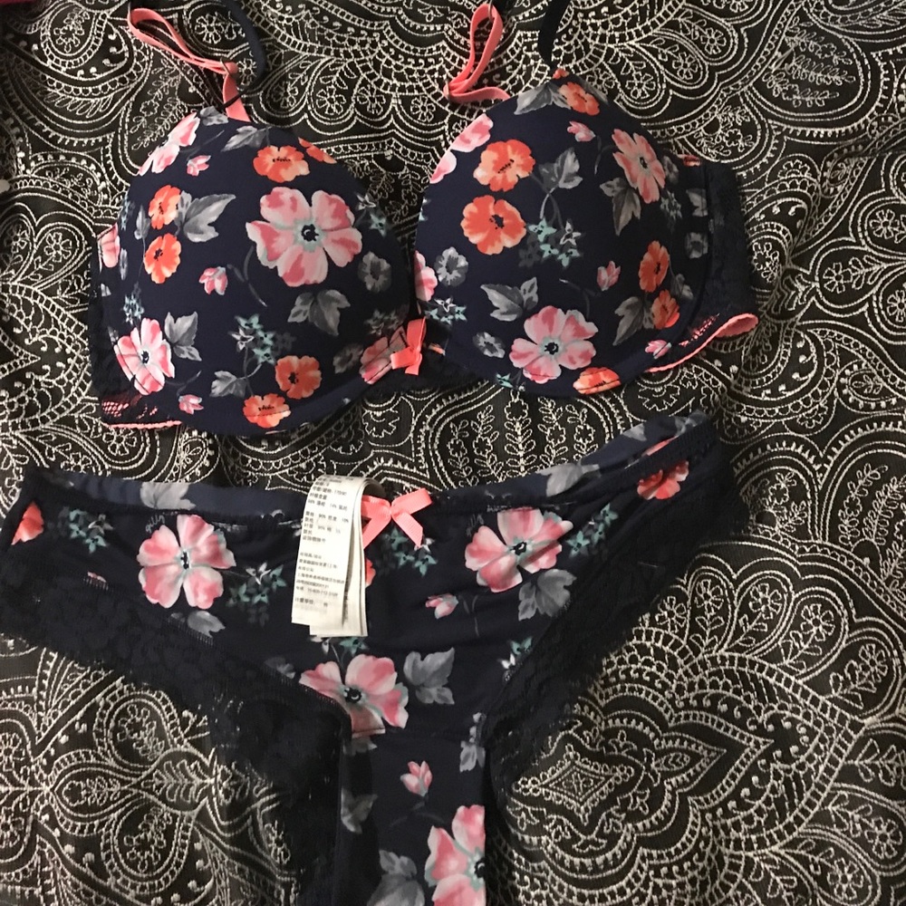 Very cute bra and undie set ! Brand new !