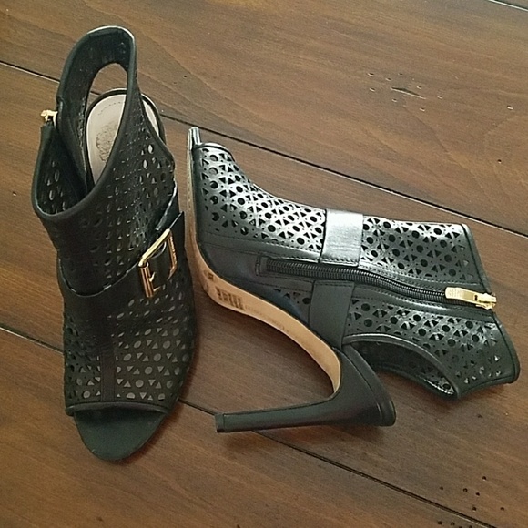 Vince Camuto Shoes - Vince Camuto peep toed heels