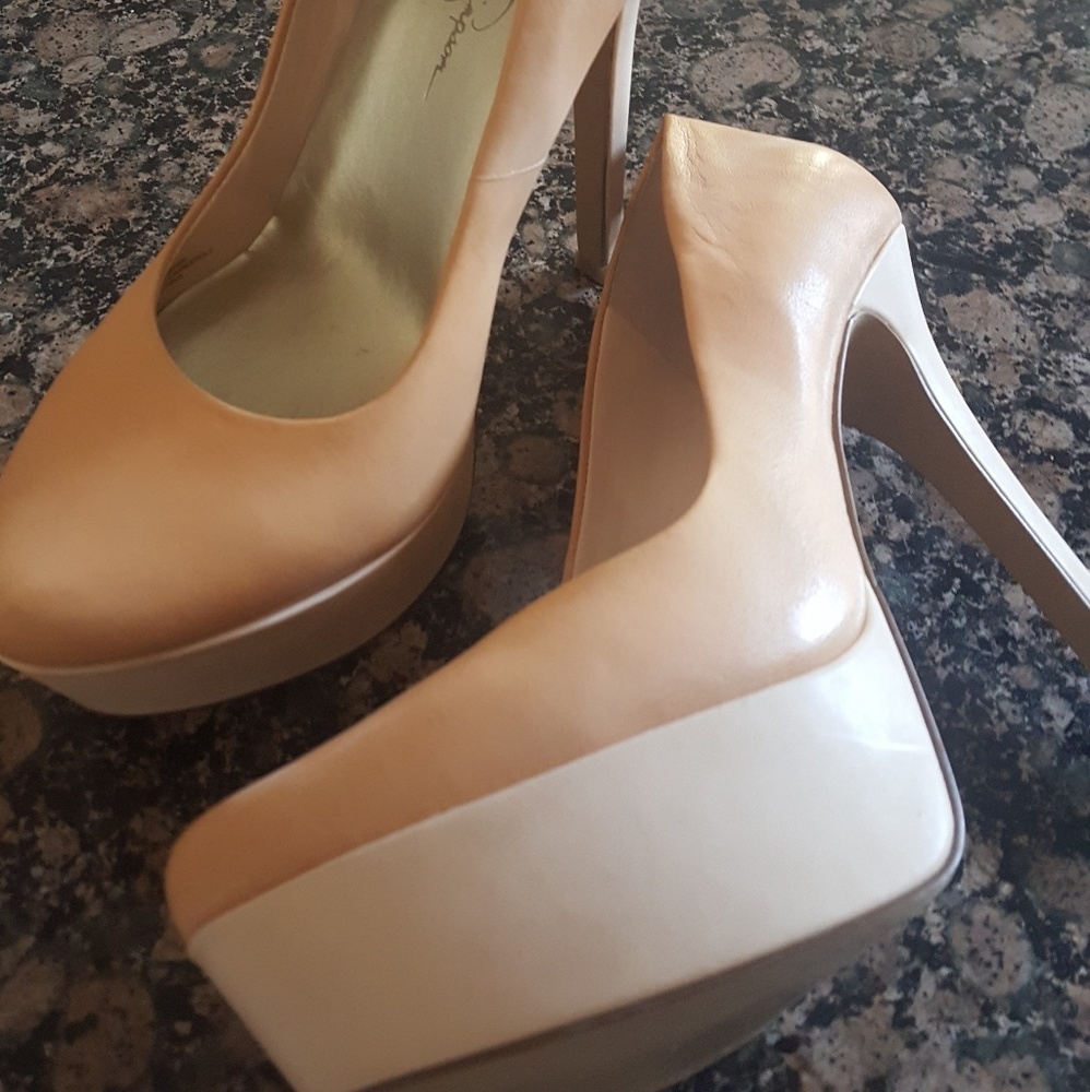 Leather pumps