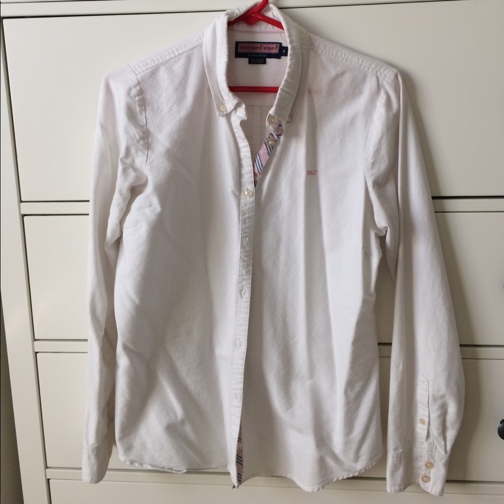 Vineyard Vines white Oxford. Size 6