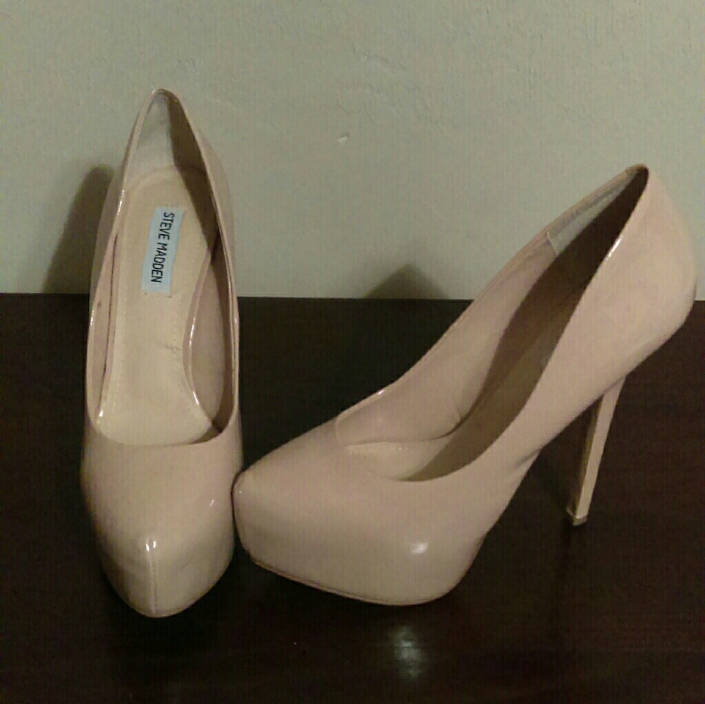 Steve Madden nude patent leather pump