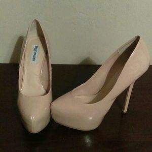 Steve Madden nude patent leather pump