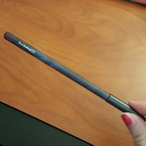 Mac lip pencil in Vino
