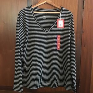 Long sleeve v-neck t-shirt