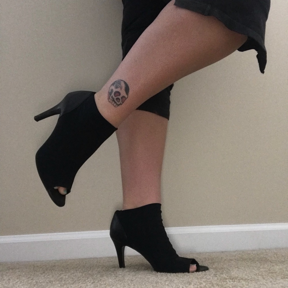 !SALE! NINE WEST Black open- toed Booties
