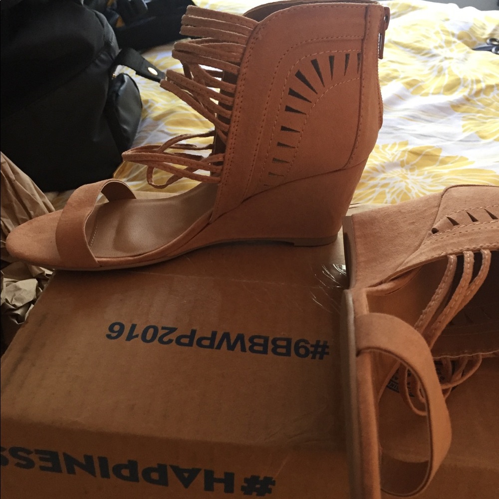 Qupid size 6 nude wedge