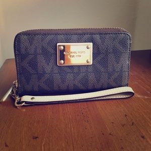 Michael Kors Wallet Phone Holder