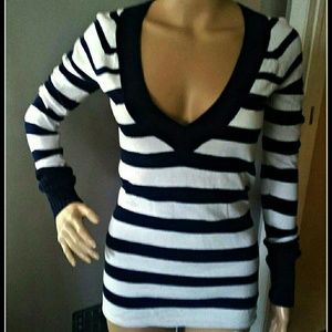 American Eagle v neck long sleeve sweater