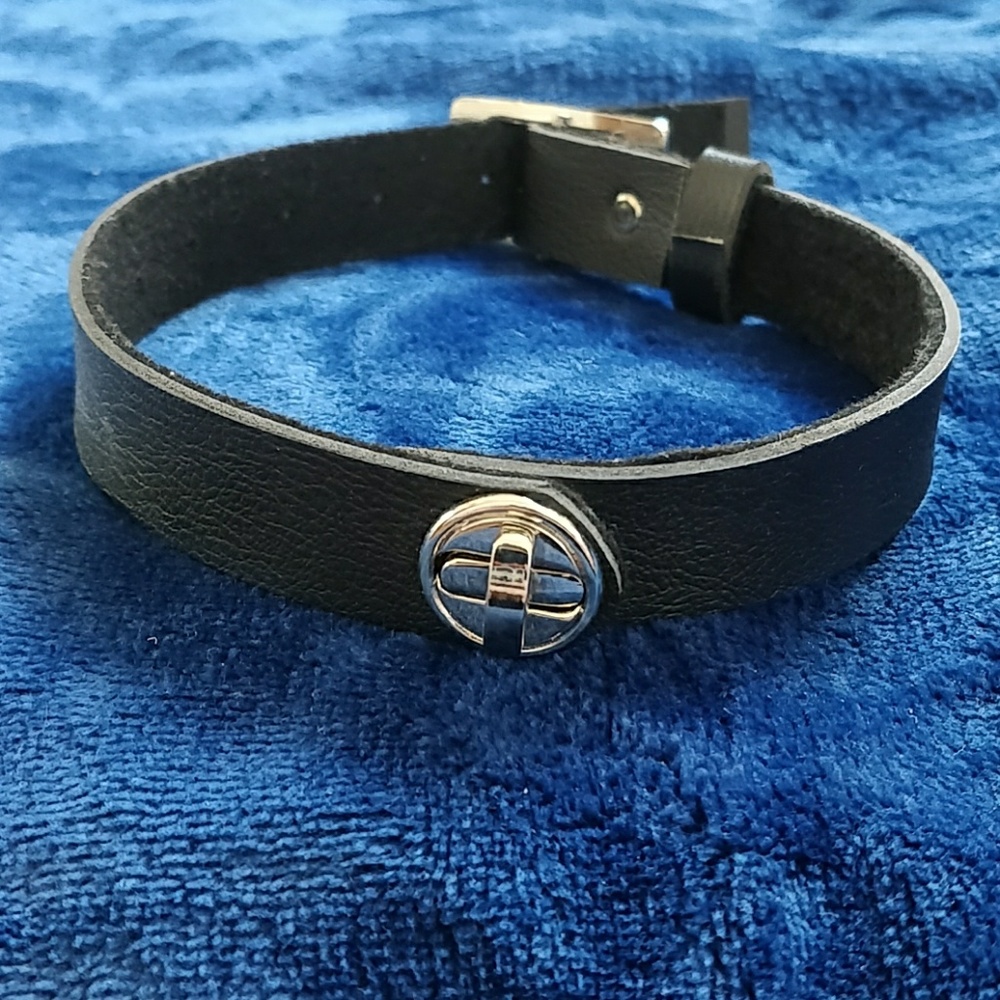 Deandri vegan leather toggle choker