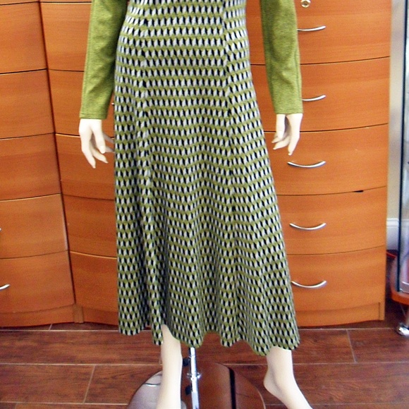 MID-CALF COLLARED DRESS GREEN MADE IN EUROPE - Picture 2 of 5