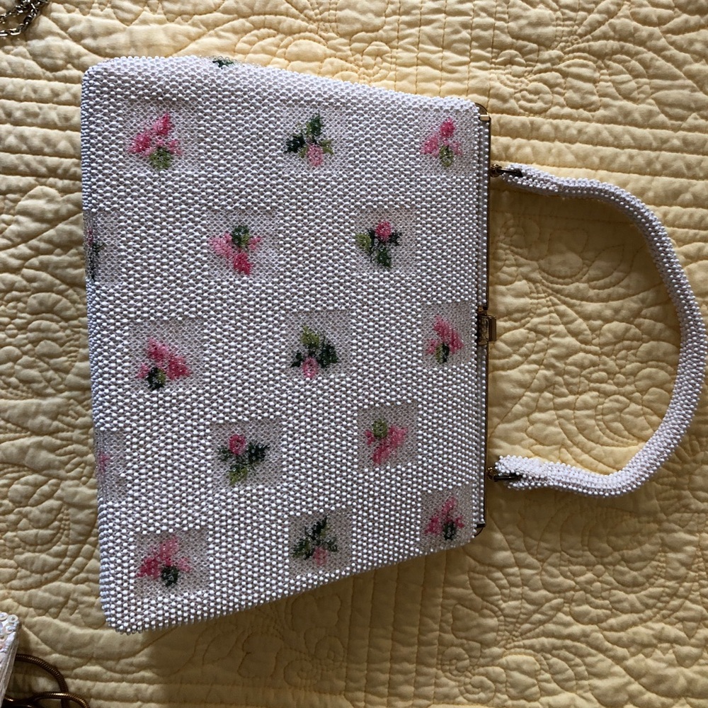 Vintage beaded handbag. Love retro?