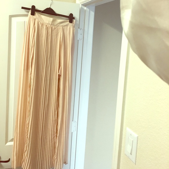 Finders Keepers Skirt high slit nastygal pleated - Picture 1 of 1