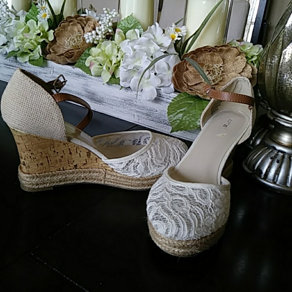 Women's lace wedges