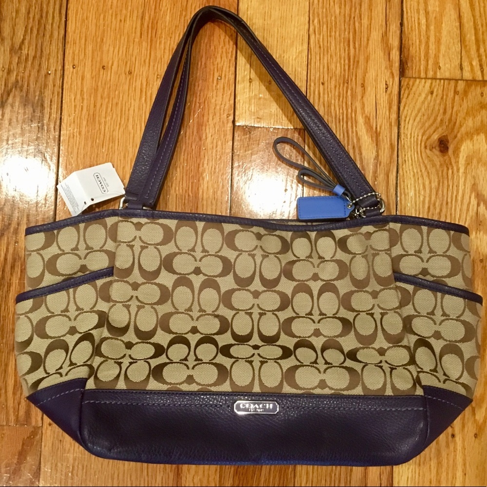 NWT Coach Park Signature Carrie Handbag