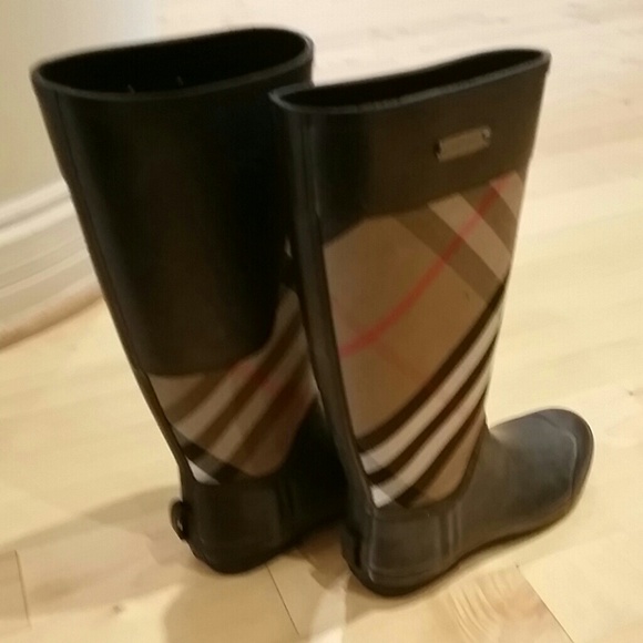 Burberry  rain  boots - Picture 2 of 3