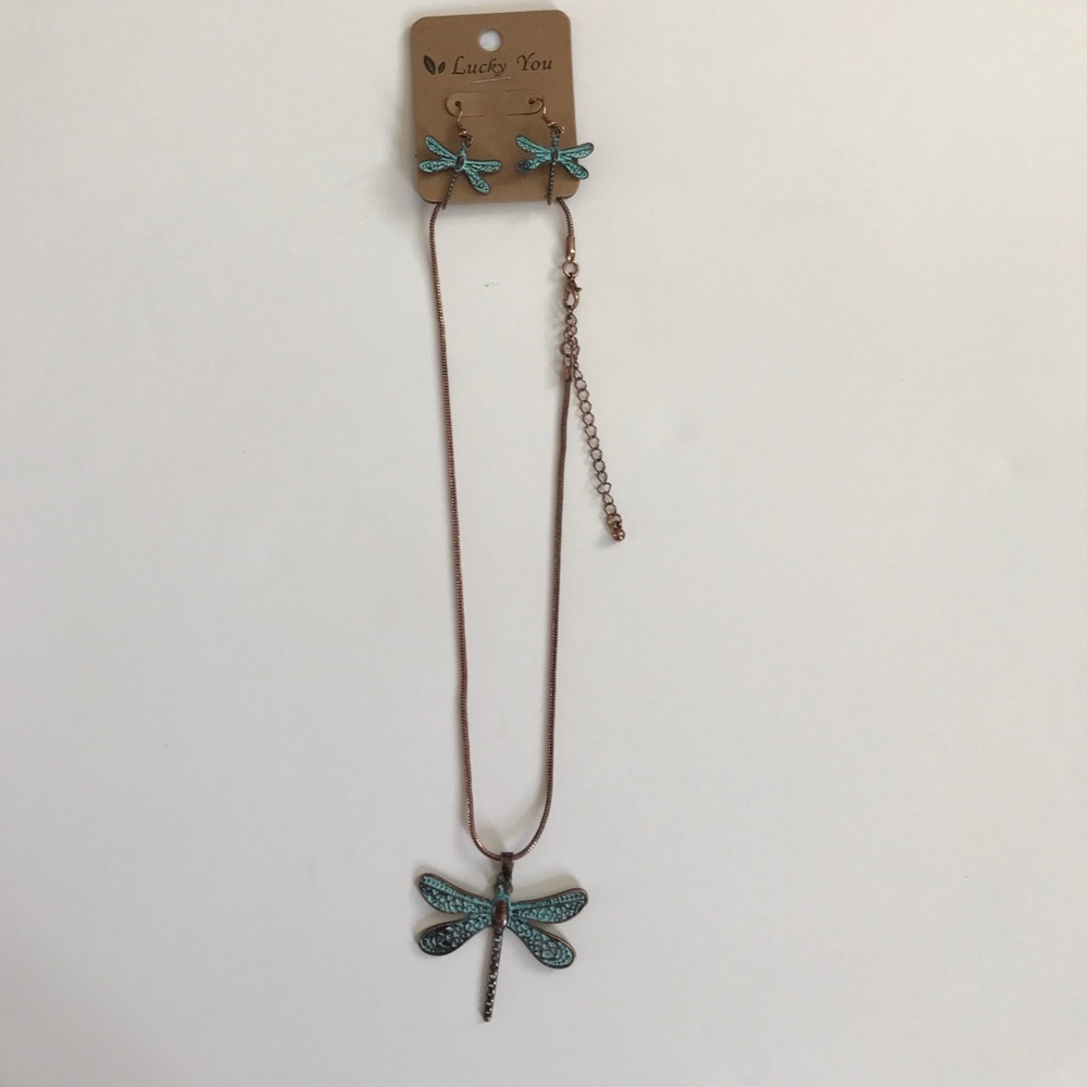 NWT Dragonfly Necklace Set