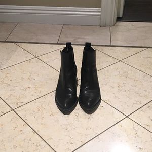 Pointed toe lather Chelsea boots