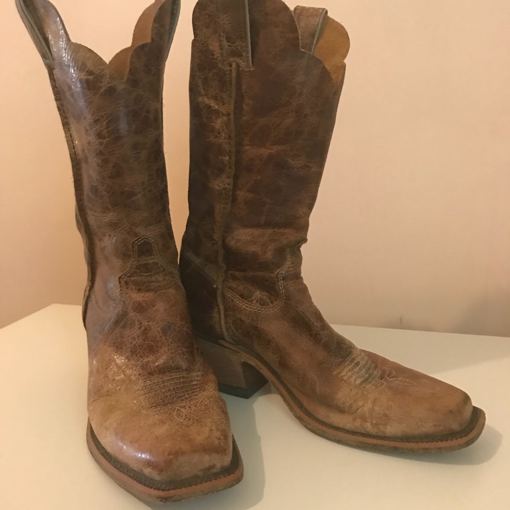 Distressed Justin Cowgirl Boots