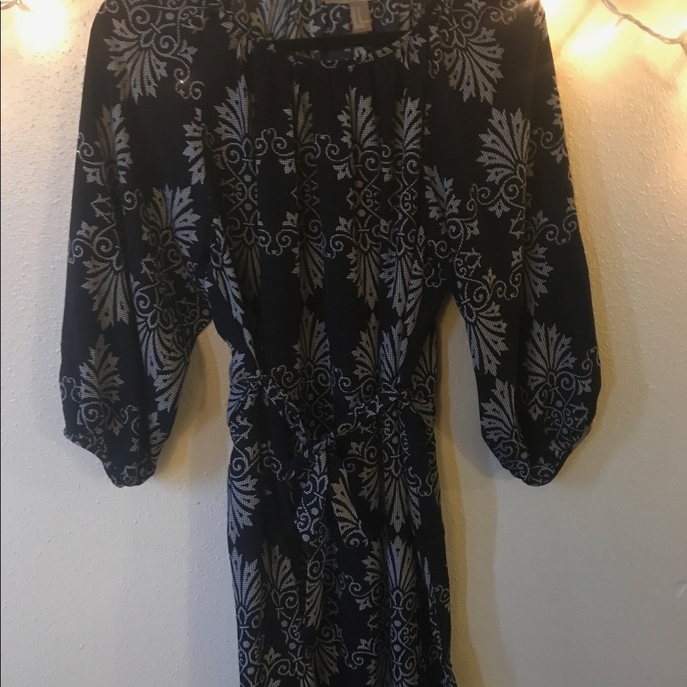 Flowy dark blue dress with white design and a tie