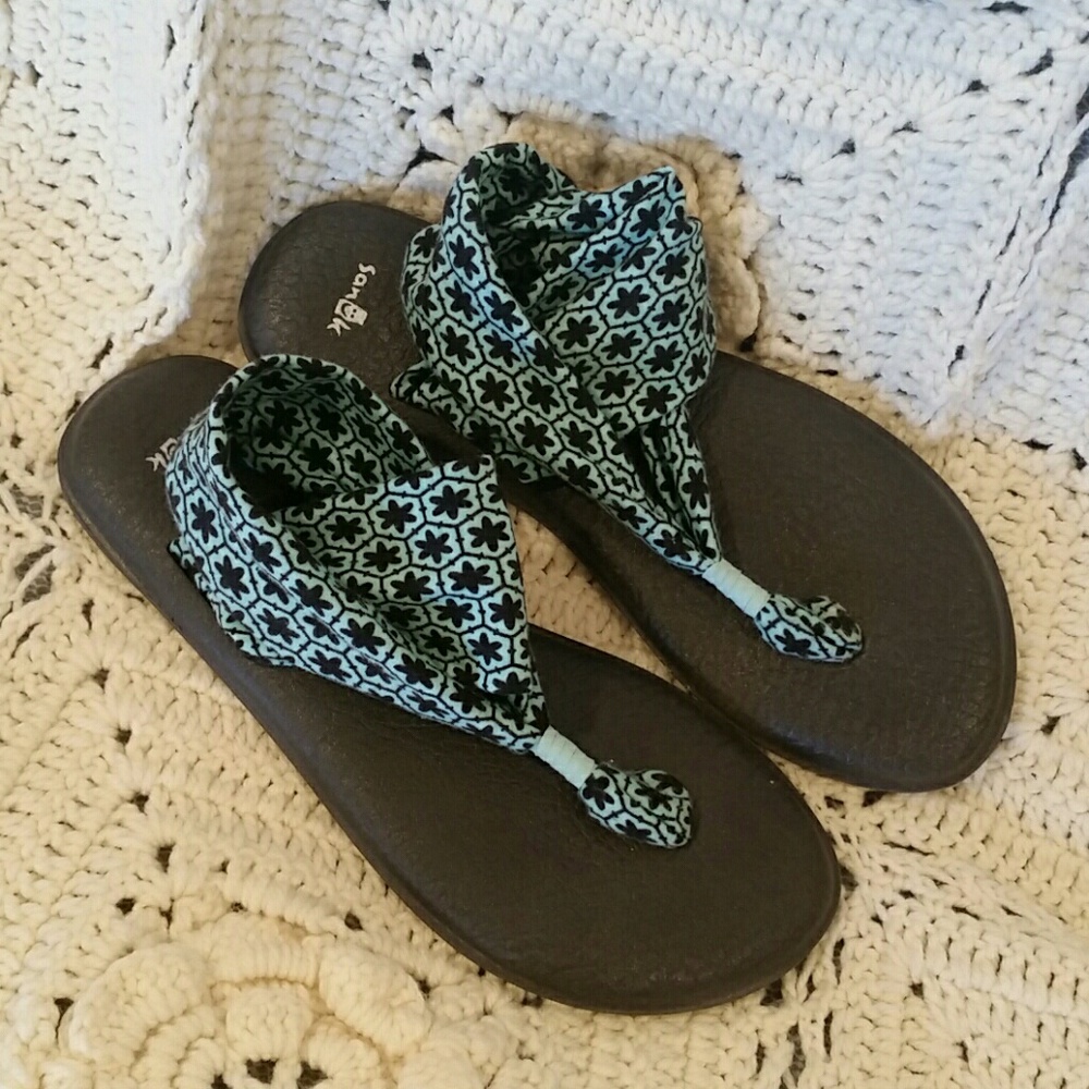 Like new sanuk sandals *Closing closet*