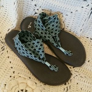 Like new sanuk sandals *Closing closet*