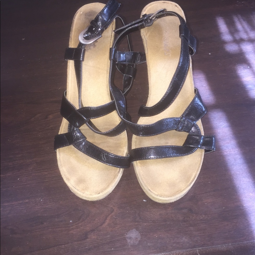 black wedges