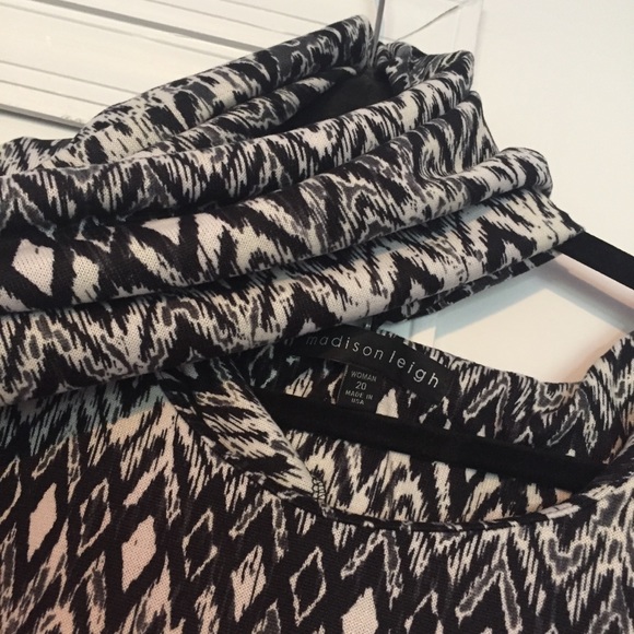 Madison Leigh trapeze dress w/infinity scarf - Picture 4 of 6