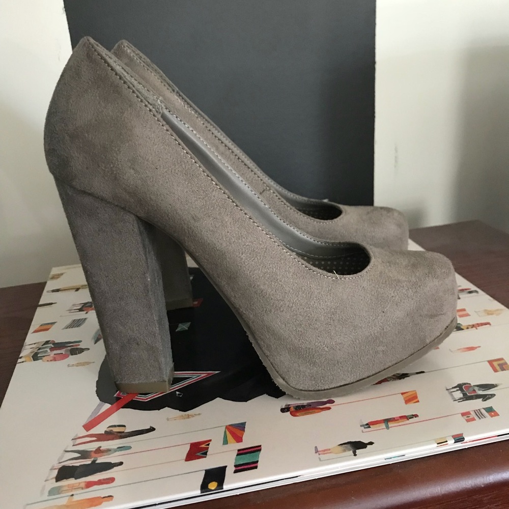 Platform grey suede heels