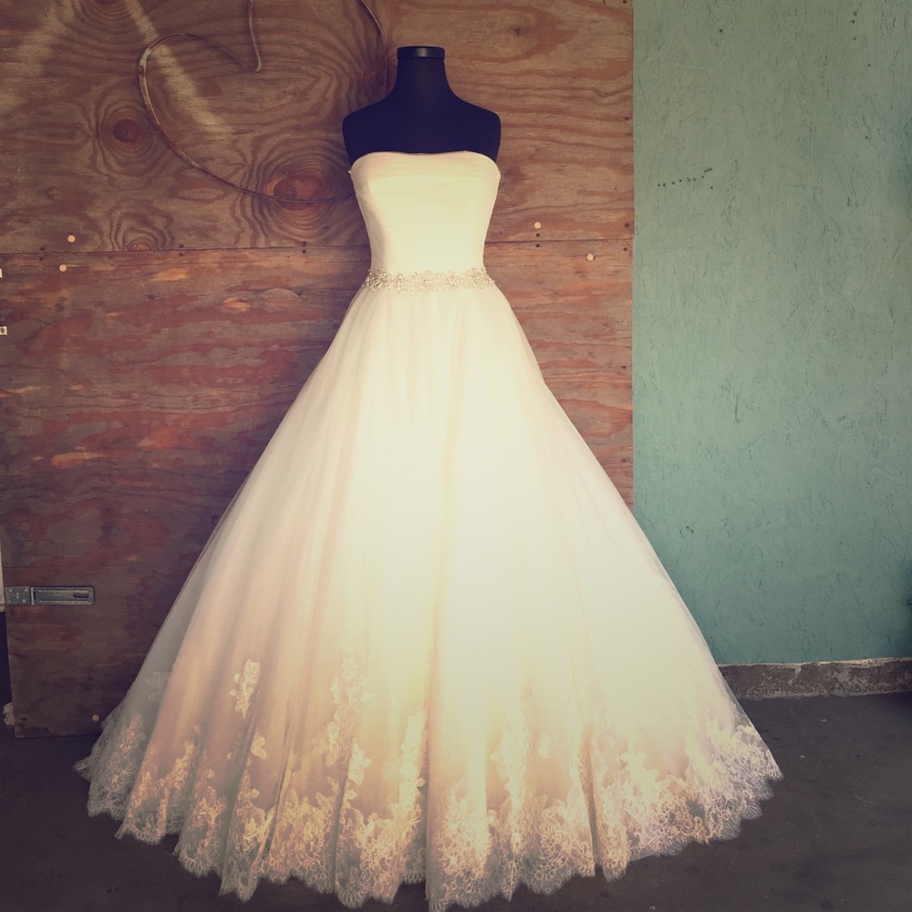 🎉FLASH SALE🎉 Allure Bridals style #9168