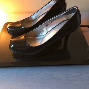 Black pumps